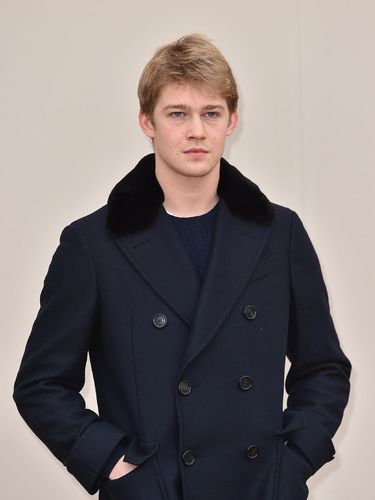 Joe Alwyn, Kekasih Taylor Swift Debut Jadi Model Prada