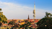 ?i?kov Television Tower di Republik Ceko masuk dalam daftar bangunan terjelek. Pembangunan bangunan ini membutuhkan waktu selama tujuh tahun. Pool/Getty Images.