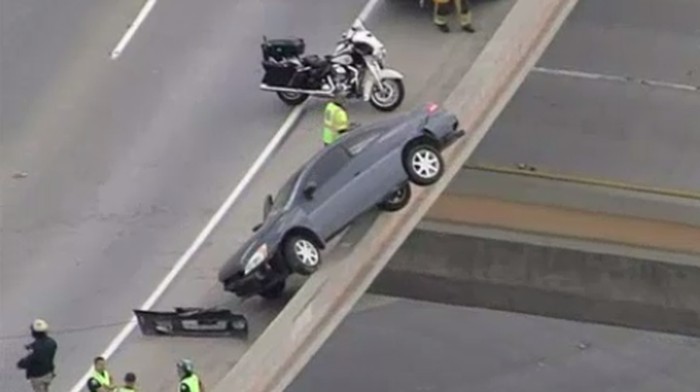 Mobil Sedan Tergantung di Pembatas Jalan Tol