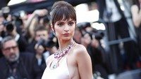 Emily Ratajkowski turut hadir dalam Opening Gala Annual Cannes Film Festival 2017 (Foto: Getty Images)