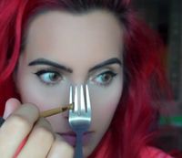 Tutorial <i>Make Up</i> Unik! Bentuk Alis hingga <i>Contouring</i> dengan Garpu