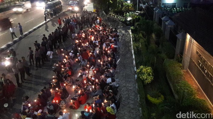 Sebelum Bubar, Massa Pro-Ahok Gelar Aksi Lilin di PT DKI