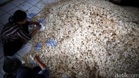 Pendapatan pengusaha kerupuk di sentra Kenanga ini memang tak sedikit. Mereka bisa mengeruk omzet hingga Rp 500 juta lebih per bulannya.