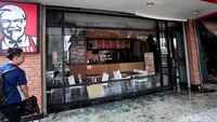 Sementara itu, kedai makanan cepat saji yang berada di samping toko pakaian juga terkena imbas akibat kebakaran tersebut. Kaca-kaca di kedai tersebut semua pecah.