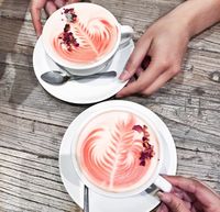 Bunga Mawar yang Wangi Ditampilkan Dalam Latte Art Cantik