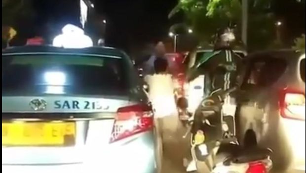 Netizen menyindir perkelahian sopir taksi dengan pengemudi mobil seperti game Mortal Kombat. 
