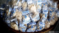 Ini salah satu produk kerupuk udang dalam kemasan yang siap untuk disantap.