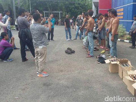 Aksi Kejar-kejaran Warnai Razia Miras dan Premanisme di Palembang