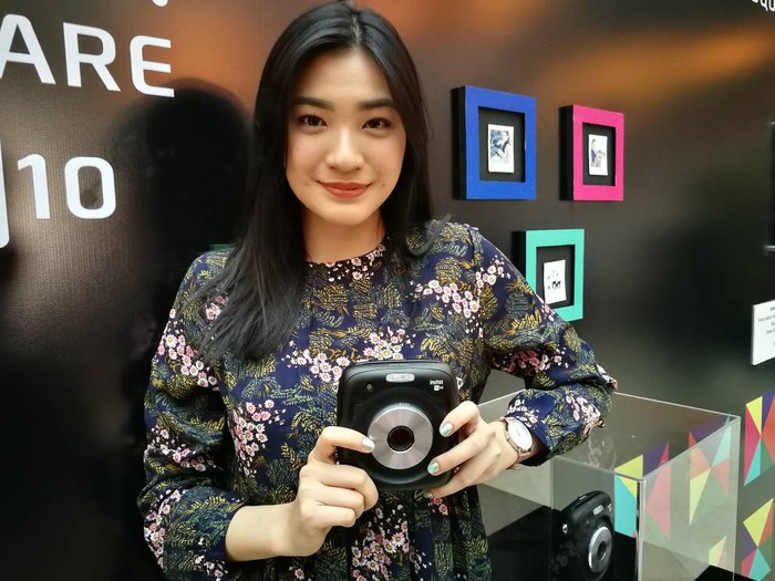 Instax SQ10 dipegang model. Foto: alif/detikinet Instax SQ10 dipegang model. Foto: alif/detikinet