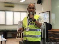 Erizal, Tecnical and Lab Manajer PT Prasadha Pamunah Limbah Industri (PPli), saat menerangkat proses pemusnahan ponsel.