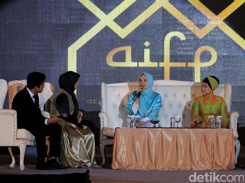 Dewi Sandra Motivasi Remaja Aceh Agar Bangga dengan Fashion  Khas Daerah