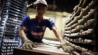 Kemudian, adonan dimasukkan ke dalam cetakan hingga setengah jadi. Lantas kemudian didinginkan semalaman. Setelah itu, dipotong-potong dengan mesin pemotong kerupuk lantas kemudian di jemur untuk dikeringkan.