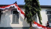 Petugas menyelesaikan pemasangan atribut bendera merah putih.