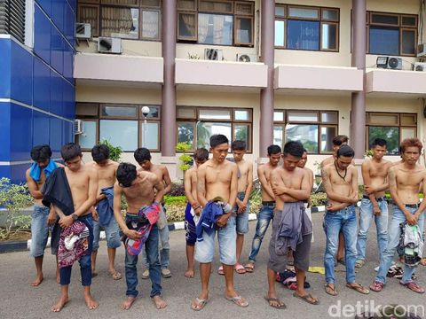 Aksi Kejar-kejaran Warnai Razia Miras dan Premanisme di Palembang