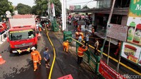 Pantauan detikcom di Ramayana, Jl Raya Ragunan, Pasar Minggu, Jakarta Selatan, Kamis (18/5/2017), petugas pemadam kebakaran masih terlihat berada di lokasi.
