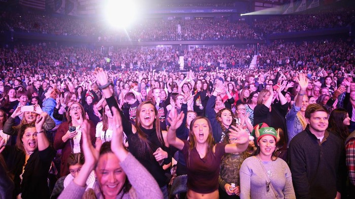 Orang-orang yang hobi nonton konser musisi boleh merasa senang. Studi menyebut menonton konser bisa membantu menjaga jiwa lebih sehat daripada yoga. Foto: Tasos Katopodis/Getty Images for iHeart Orang-orang yang hobi nonton konser musisi boleh merasa senang. Studi menyebut menonton konser bisa membantu menjaga jiwa lebih sehat daripada yoga. Foto: Tasos Katopodis/Getty Images for iHeart