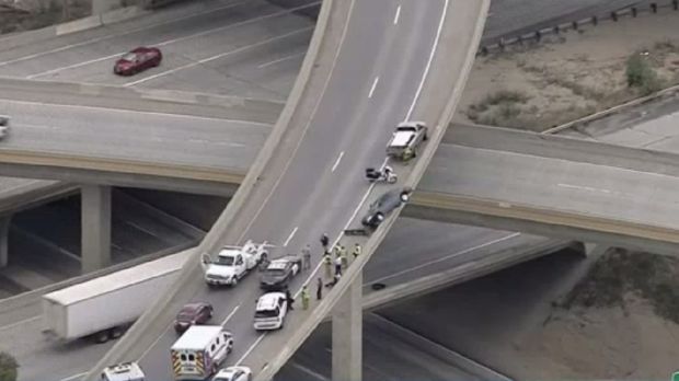 Mobil Sedan Tergantung di Pembatas Jalan Tol