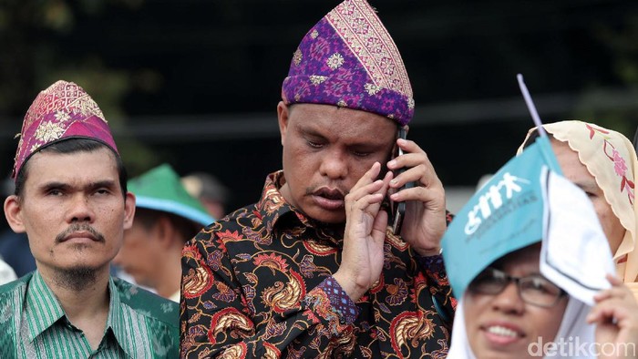 Para penyandang disabilitas melakukan aksi damai di depan Istana Negara, Jakarta, Kamis (18/05/2017). Dalam aksinya ini, mereka menuntut agar pemerintah segera membentuk Komisi Nasional Disabilitas (KND) yang independen. Grandyos Zafna/detikcom