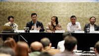 Para narasumber memaparkan pendapatnya dalam sesi diskusi Menyelamatkan Industri Penyiaran Indonesia di Jakarta, Kamis (18/5/2017).