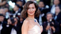 Bella Hadid menambah pesona penampilannya dengan kalung bermata biru. Foto: Andreas Rentz/Getty Images