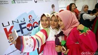 Para pengunjung dan mahasiswa juga bisa berfoto dengan pakaian khas Korea Selatan.