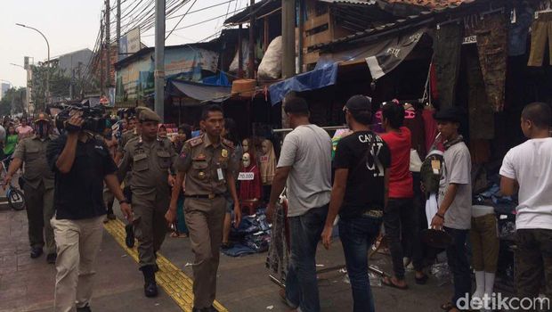 Penertiban PKL di Jl Jatibaru seberang Stasiun Tanah Abang
