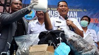 Kepala Badan Narkotika Nasional (BNN) Komjen Pol. Budi Waseso didampingi Deputi Pemberantasan Irjen Pol. Arman Depari  memimpin pemusnahan barang bukti narkotika di Jakarta, Kamis (18/05/2017).