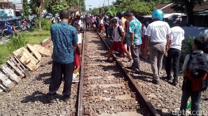 Dua Pria Tewas Tertabrak KA Mutiara Timur di Jember