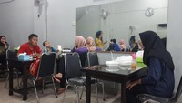 Gerai Geprek Bensu Depok baru dibuka sekitar seminggu lalu. Dalam sehari, restoran bisa menjual hingga 1000 porsi.