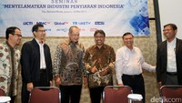 Hadir dalam diskusi tersebut seperti mantan Ketua Komisi I DPR, Machfud Siddik, pakar industri penyiaran Heru Sutadi, pakar public policy Riant Nugroho, dan Wakil Ketua ATVSI Syafril Nasution.