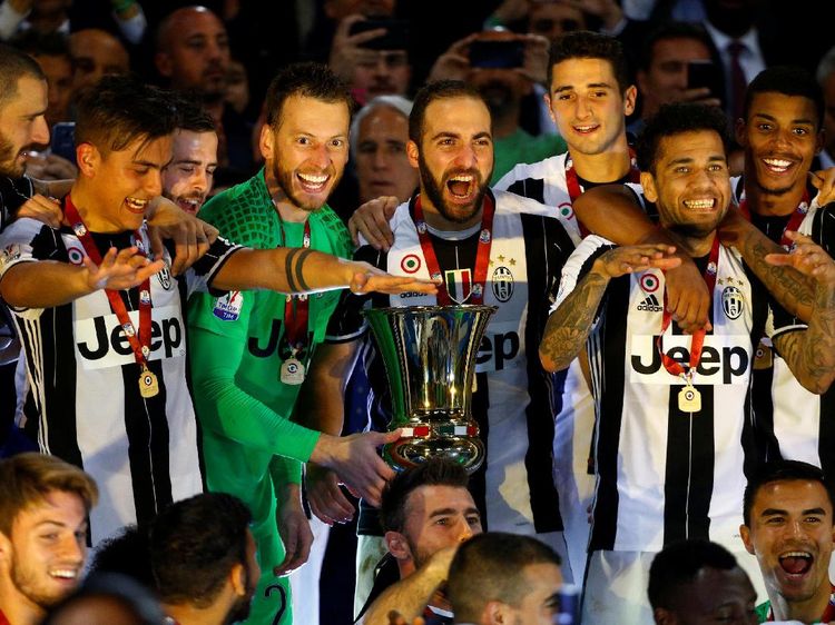 Juventus Berpesta Rayakan Titel Coppa Italia