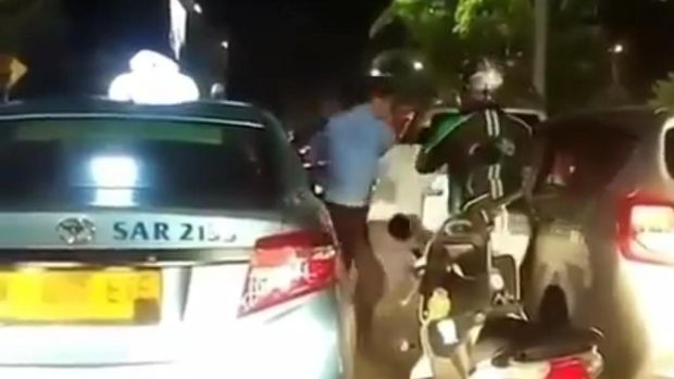 Pengemudi ojek online sempat melerai perkelahian namun gagal. 