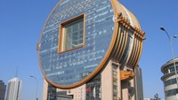 Di Shenyang, China, terdapat sebuah gedung berbentuk koin khas. Mansion Fangyuan selesai dibangun pada 2001. Pool/Getty Images.