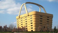 Sebuah gedung di Newark, Ohio, Amerika Serikat terlihat berbentuk seperti keranjang piknik. Pool/Getty Images.