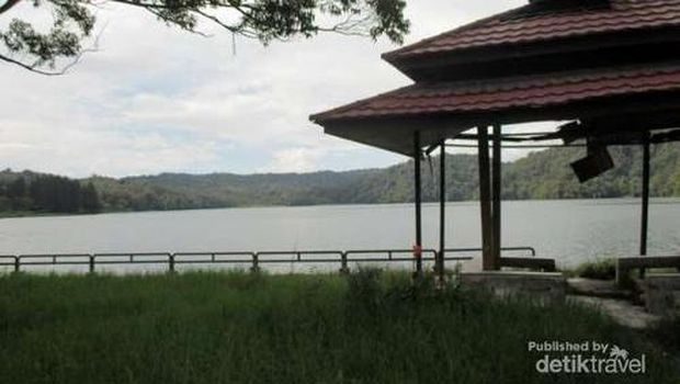 Gazebo di tepi Danau Lau Kawar (Rudi Chandra/dTraveler)