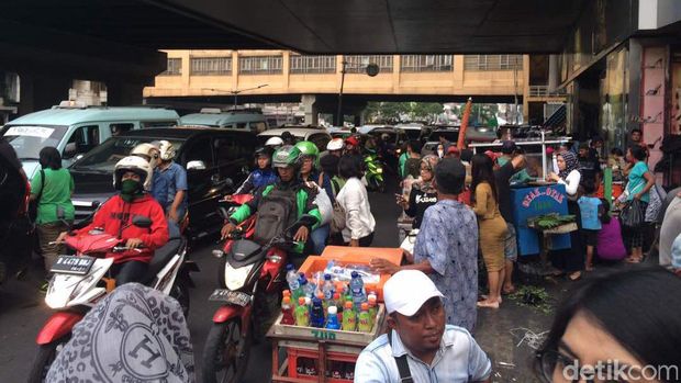 Selang 1 Jam Ditertibkan, PKL Tanah Abang Kembali Lagi ke Jalan