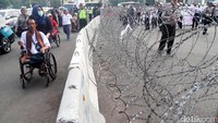 Massa menyelusuri jalan di depan istana.
