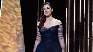 Setahun kemudian, publik mulai mengetahui hubungan mereka, dengan Bellucci menyebut Burton sebagai sosok langka yang memberinya pertemuan bermakna.  Foto: Pascal Le Segretain/Getty