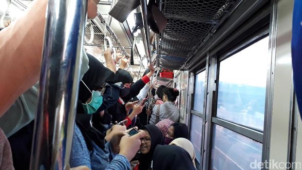 Suasana di dalam gerbong wanita, Kamis (18/5) pagi ini.