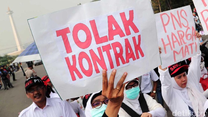 Para dosen dan tenaga kependidikan dari Ikatan Lintas Pegawai (ILP) Perguruan Tinggi Negeri Baru (PTNB) melakukan aksi demonstrasi di depan Istana Negara, jakarta, Kamis (18/05/2017). Dalam aksi ini mereka menuntut agar Presiden Jokowi  menyelesaikan masalah peralihan status pegawai 35 PTNB dengan diangkat langsung menjadi Pegawai Negeri Sipil (PTNB), mendesak pemerintah mencabut Permenristekdikti No. 38/2016, dan mendesak pemerintah mengevaluasi penegerian PTNB jika masalah SDM tidak dapat diselesaikan. Grandyos Zafna/detikcom