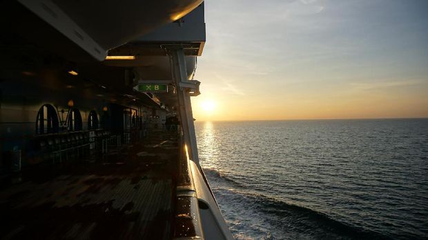 Matahari mulai menampakkan dirinya tepat di depan kapal