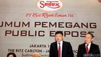 Presiden Direktur PT Sri Rezeki Isman (Sritex) Iwan Setiawan (tengah) bersama jajaran direksi dan komiasaris berbincang usai mengikuti rapat umum pemegang saham, Jakarta, Kamis (18/5). Sritex membagikan deviden sebesar Rp 55.78 Milliar atas laba bersih perusahaan pada 2016.