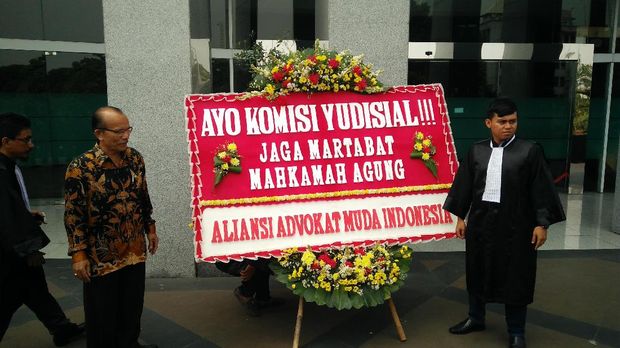 Beri Karangan Bunga, 25 Advokat Minta KY Usut Wakil Ketua MA