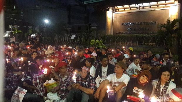 Sebelum Bubar, Massa Pro Ahok Gelar Aksi Lilin di PT DKI