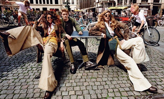 Selain aktor, Joe Alwyn juga berprofesi sebagai model. Dia pernah pose bersama Gigi Hadid dan Imaan Hammam dalam pemotretan untuk majalah Vogue pada 2016. Foto: Dok. Mario Testino/Vogue