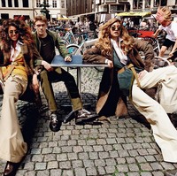 Selain aktor, Joe Alwyn juga berprofesi sebagai model. Dia pernah pose bersama Gigi Hadid dan Imaan Hammam dalam pemotretan untuk majalah Vogue pada 2016. Foto: Dok. Mario Testino/Vogue