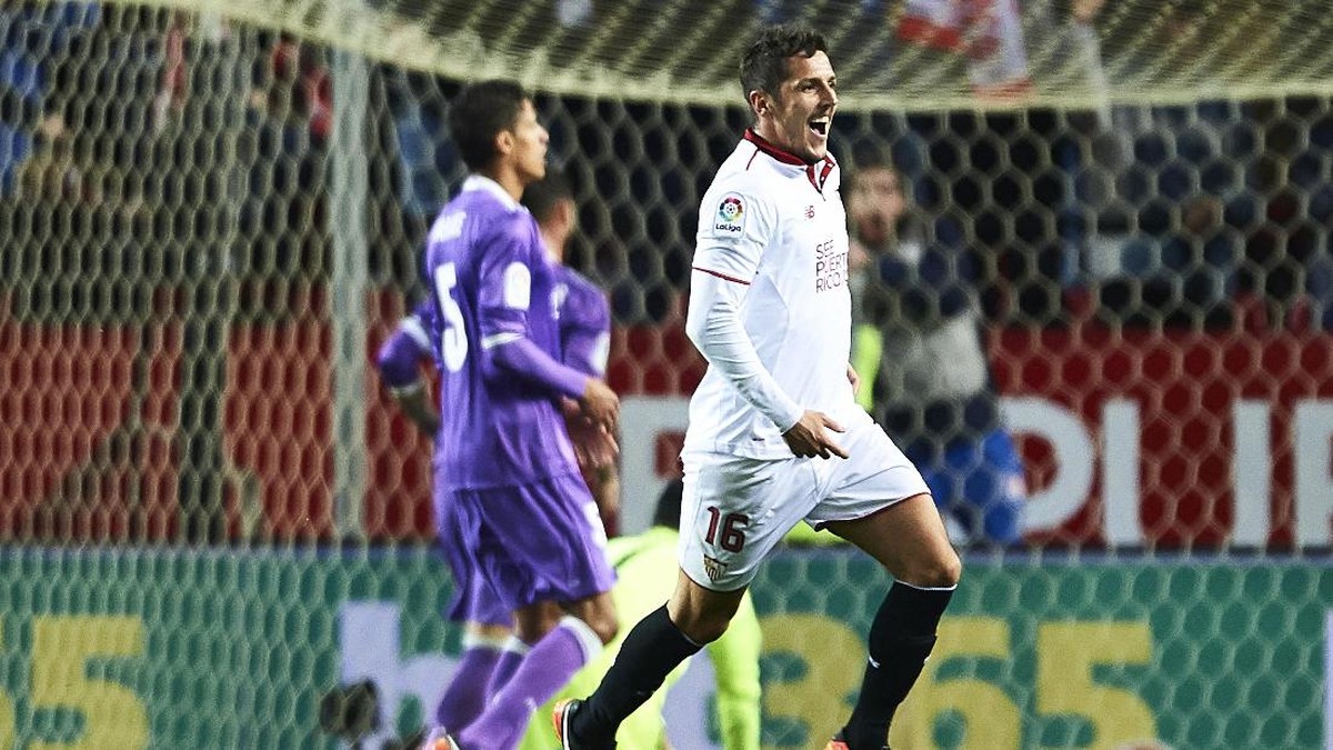 Stevan Joventic mau bertahan di Sevilla, tapi situasinya sulit (Foto: Aitor Alcalde/Getty Images)