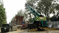 Meski sebagian beton penyangga telah selesai dikerjakan, namun di beberapa titik masih ada beton yang tengah dalam proses pengecoran. Pool/Citra Fitri Mardiana.