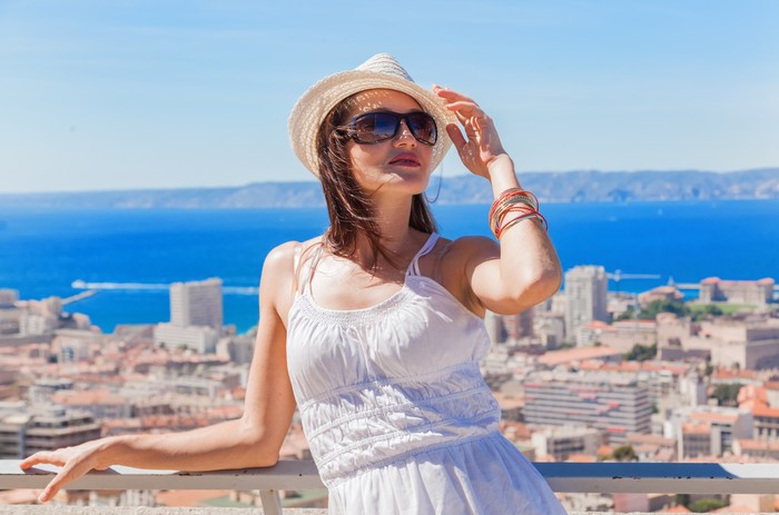 Ilustrasi Traveler Cantik di Pantai