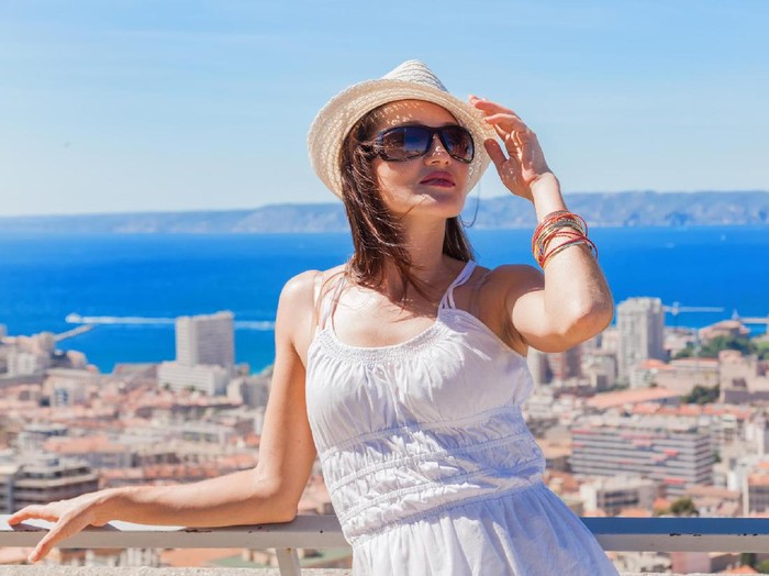 Ilustrasi Traveler Cantik di Pantai Ilustrasi Traveler Cantik di Pantai